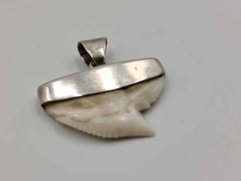 Stary srebrny damski wisiorek/zawieszka z zęba REKINA - VINTAGE biżuteria