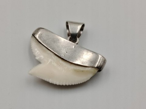 Stary srebrny damski wisiorek/zawieszka z zęba REKINA - VINTAGE biżuteria
