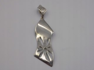 Piękny, damski, srebrny, falisty wisiorek / zawieszka KWIAT - srebro 925