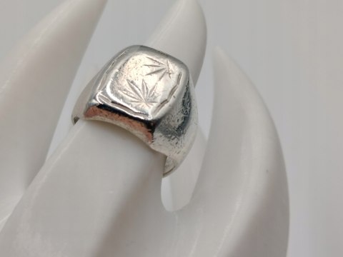 Stary srebrny sygnet LIŚĆ MARIHUANY / KONOPII r.16/17 biżuteria VINTAGE