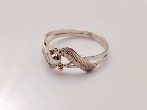 Srebrny damski pierścionek ażurowy z motywem piór-roz. 17 VINTAGE biżuteria